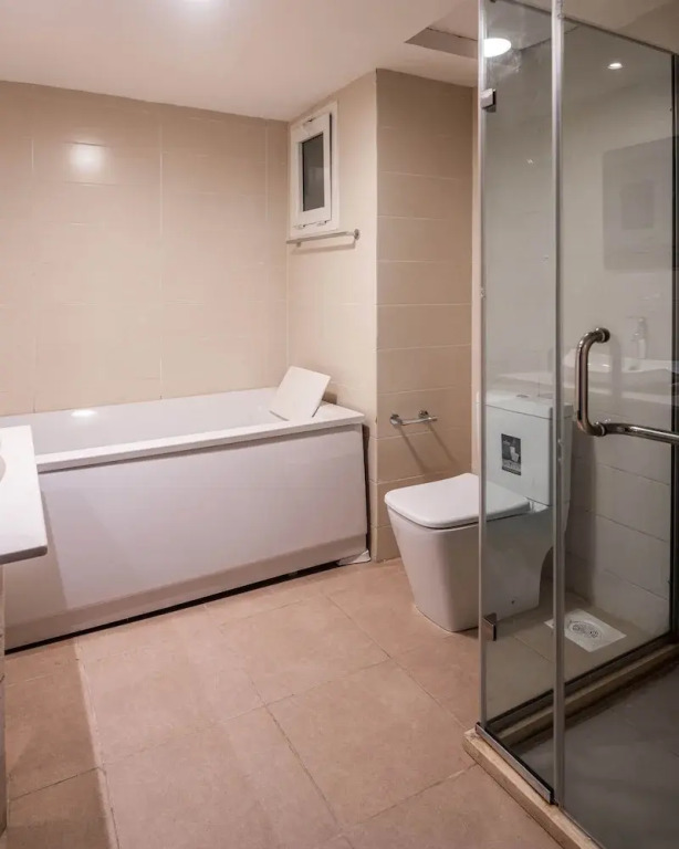Urban Pumpkin 3-bedroom Apartment, Gerrard Road