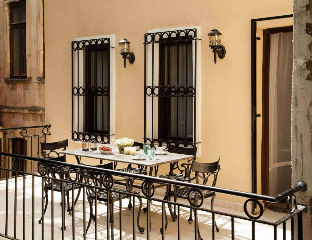 Gravis Suites