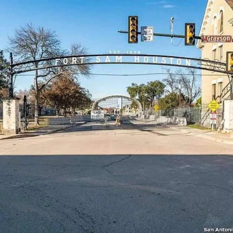 The Retro Retreat - Close to Downtown Fort Sam