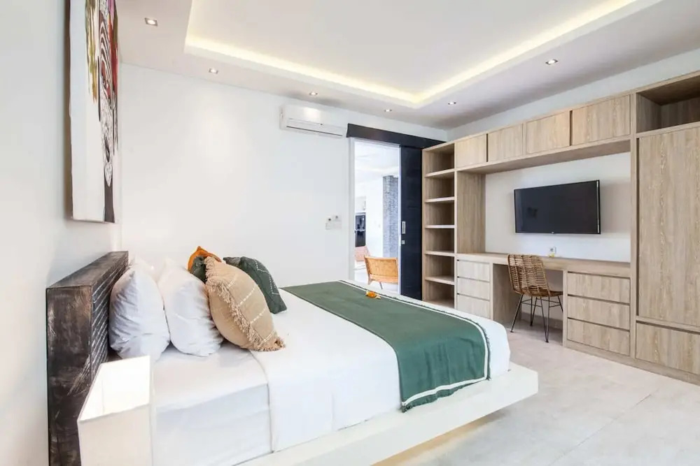 Villa Elisa - Spacious 4BR Luxury Villa, Walking Distance to Berawa Beach