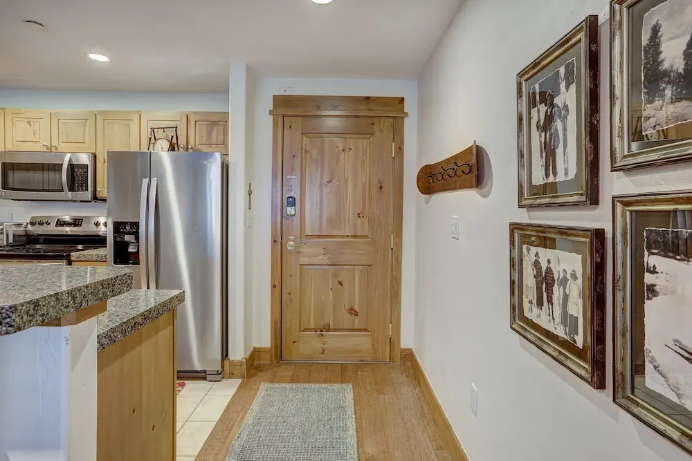 2 BR Condo Arrowhead Village, Walking Distance to Lift