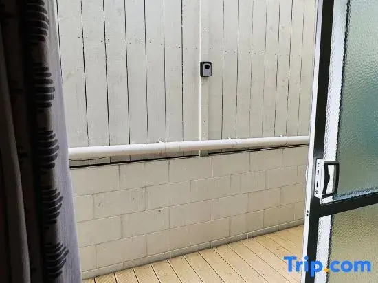 Large 1Br Suite and Private Lounge