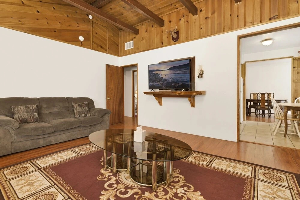 2222-cozy Summit 4 Bedroom Home by RedAwning