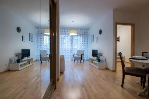 Modern 3 Br Apt with Balcony
