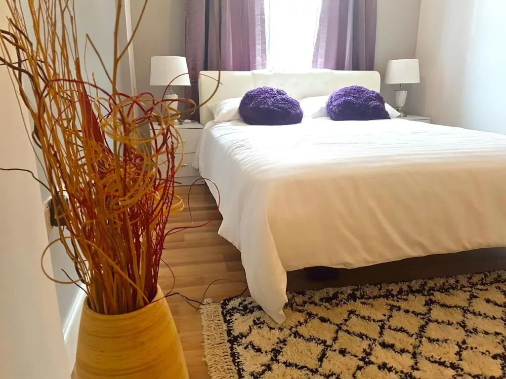 3 Bed Luxury Town Center Apartment with 50 inch 4K TV (Netflix & NowTV Ent. Pass)