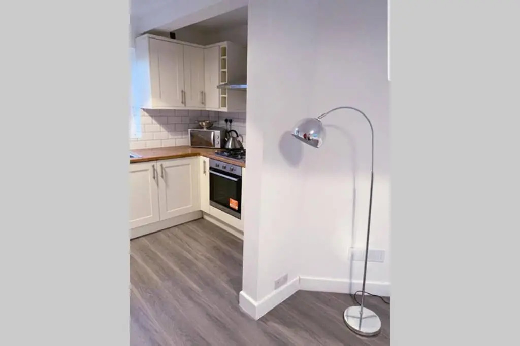Stylish 3 Bed House + Free Parking + Great Location