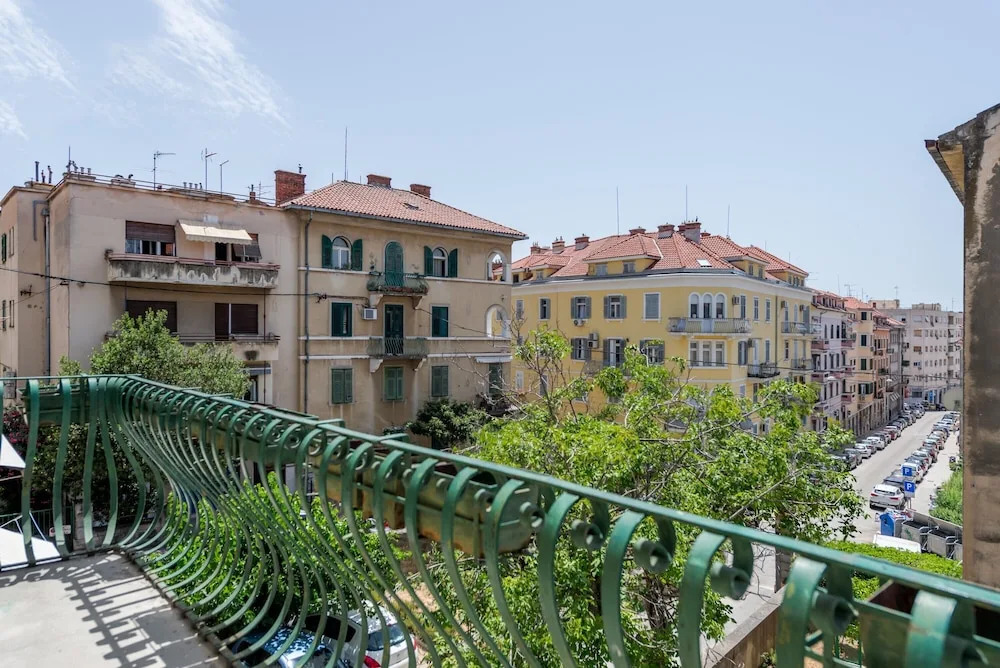 Large 100 m2 apt w Balcony in the Heart of Split