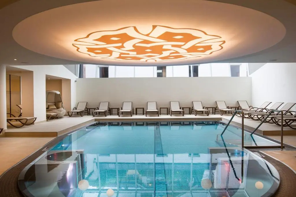 Hotel Norica - Thermenhotels Gastein mit dem Bademantel direkt in die Therme