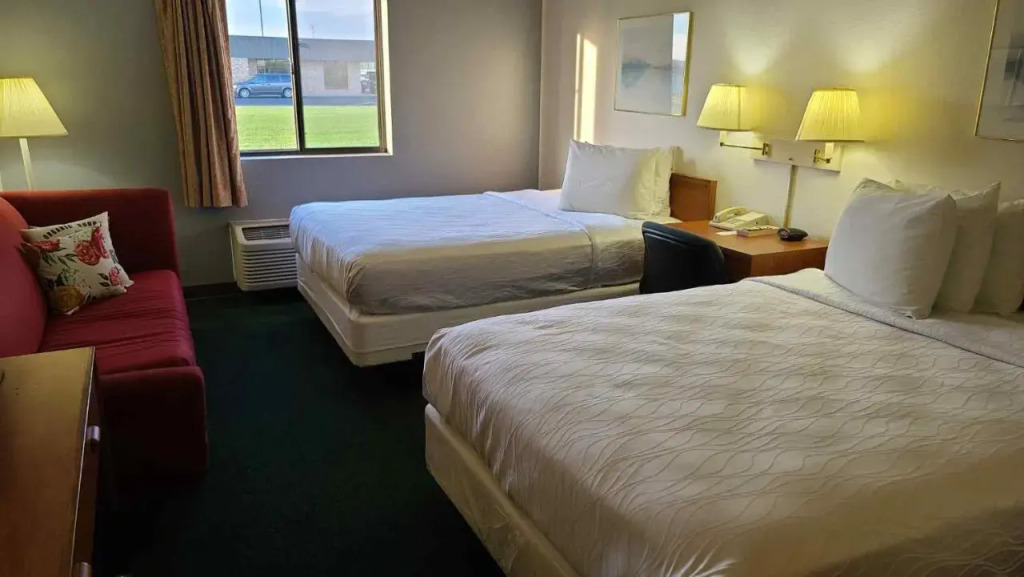 Super 8 Motel Carlyle