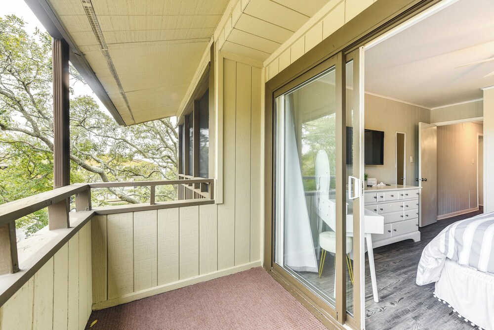 Walk to Ocean: Unit w/ 2 Balconies in Myrtle Beach