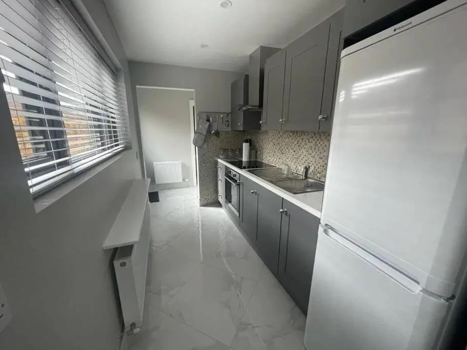 Modern 3 bed Townhouse newly refurbished free parking 10 mins walk to town centre , hospital and college. Wi-fi , Satellite TV, ideal rental for couples, families, professionals. Non smoking Premises