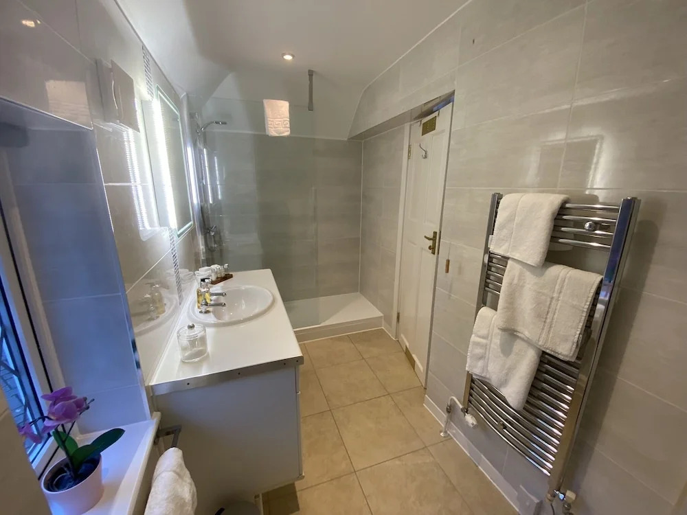 Trumbles Gatwick B&B, Peaceful Stay with Parking & Easy Airport Access