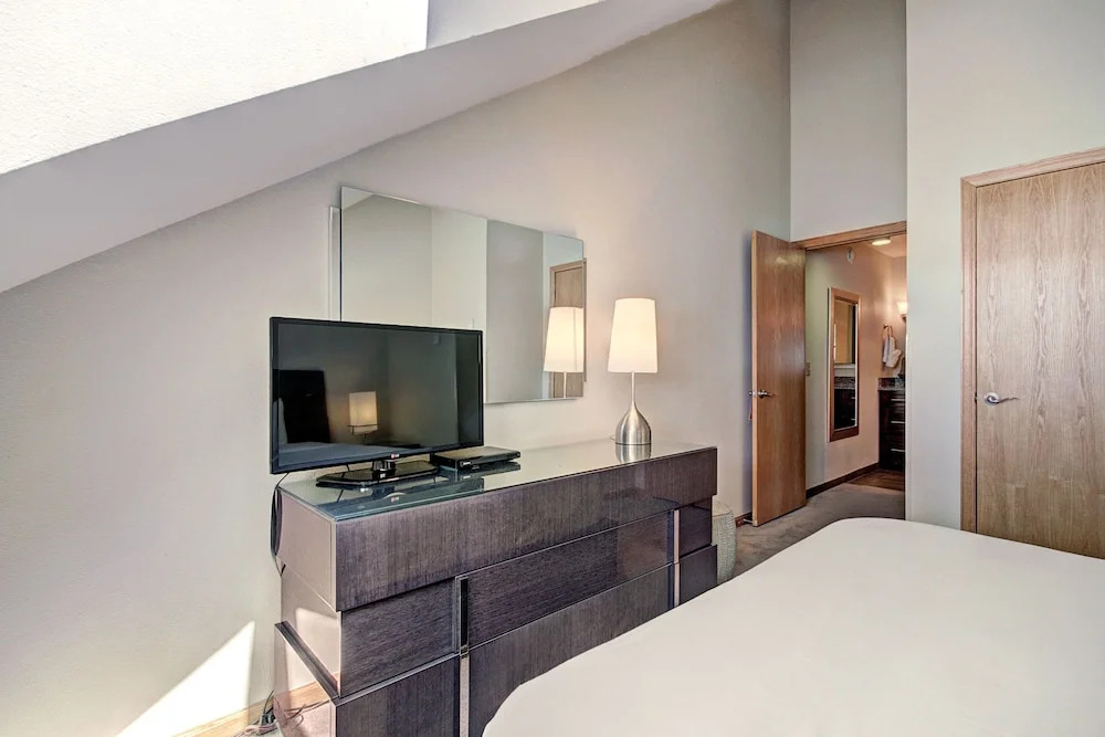 Luminous 2br 2ba - Upscale + Steps To Snowy Fun + Main St 2 Bedroom Condo by RedAwning