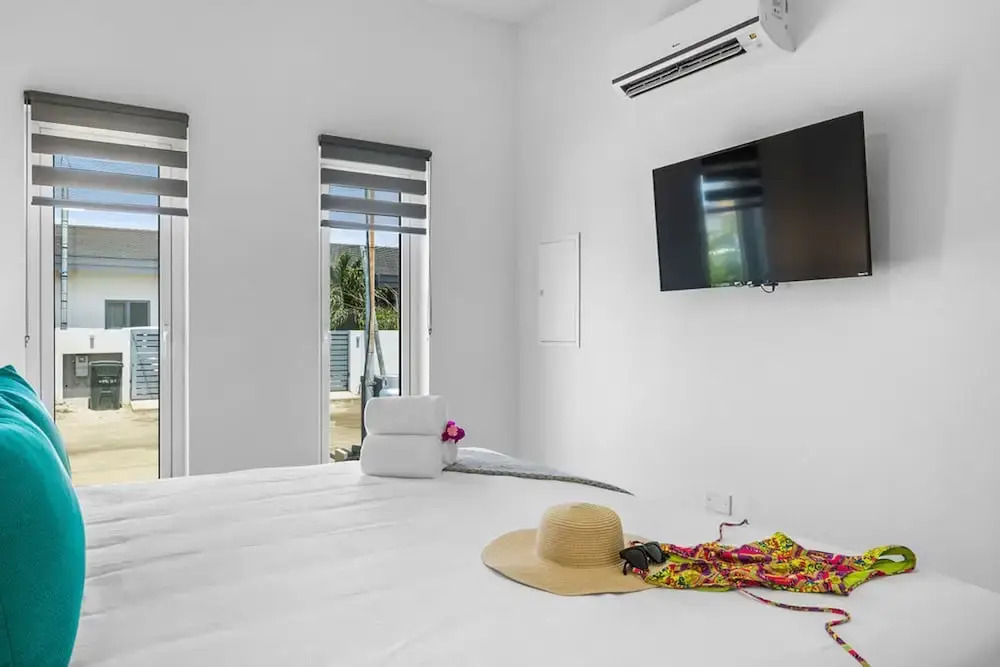 Modern Spacious 4br3ba w Pool Close to Beach