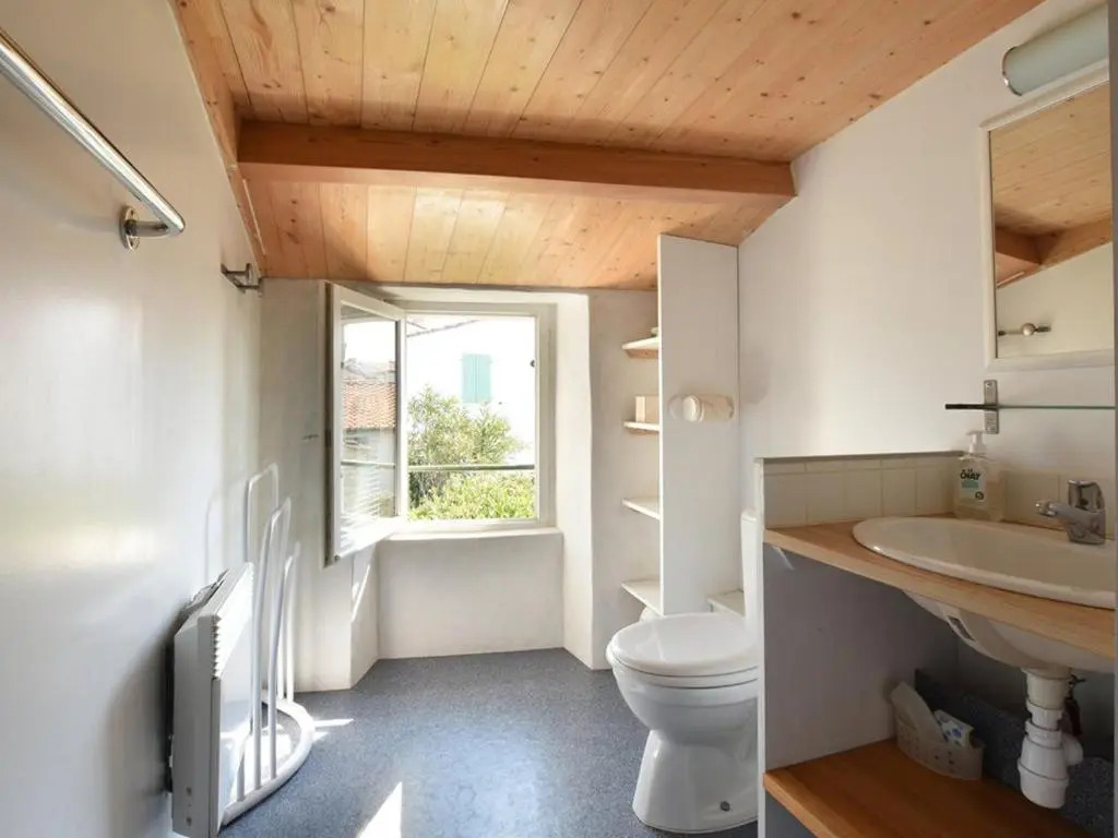 Maison de Charme avec Cour, 2 Chambres, Cuisine Équipée, Proche Village St Clément des Baleines - FR-1-434-74