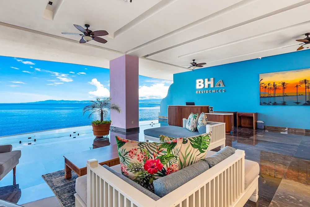 Luxurious 6th-floor Condo With Pool, Oceanfront Balcony & Water View