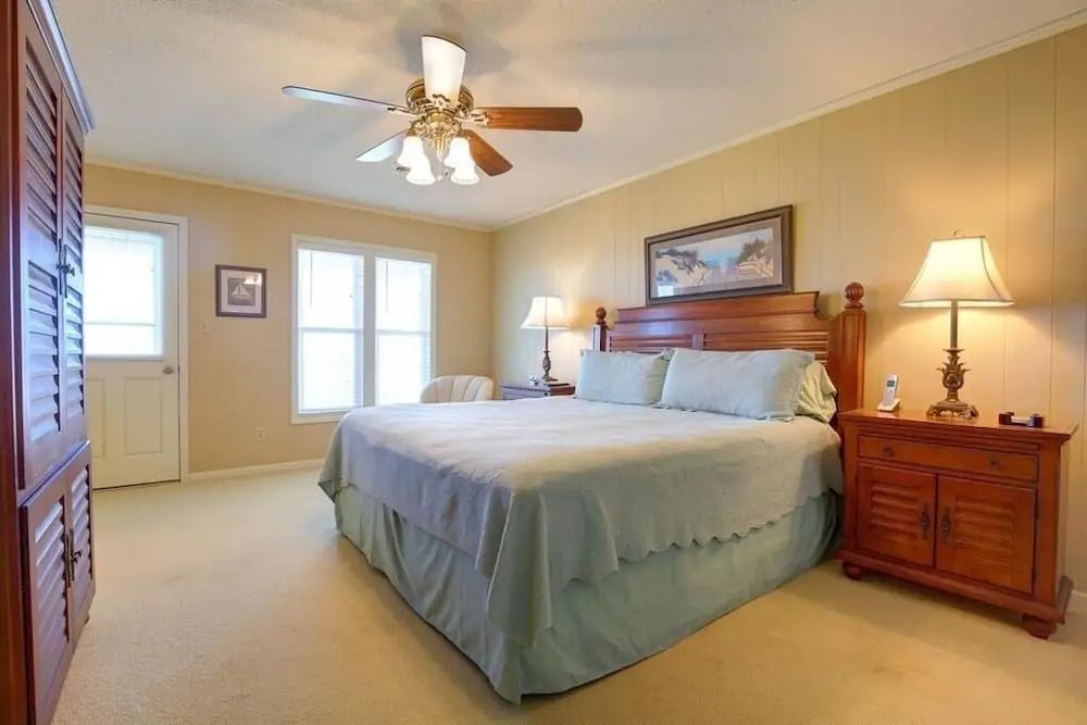 Holden Haven 4 Bedroom Home by RedAwning