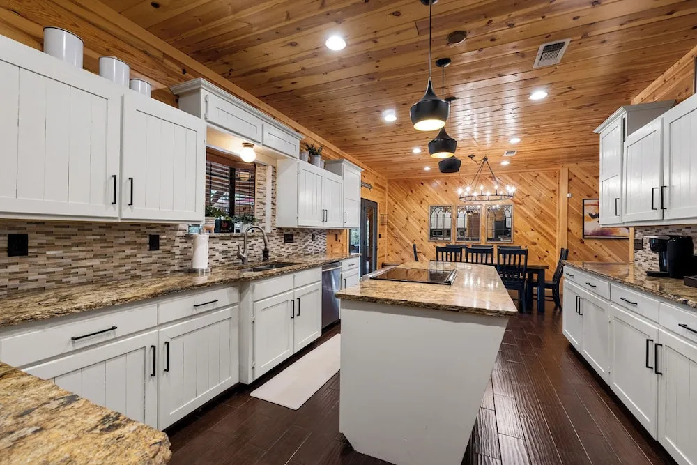 Broken Bow Family Cabin w/ Private Hot Tub!