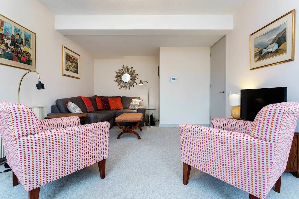 Whitehouse Apartment