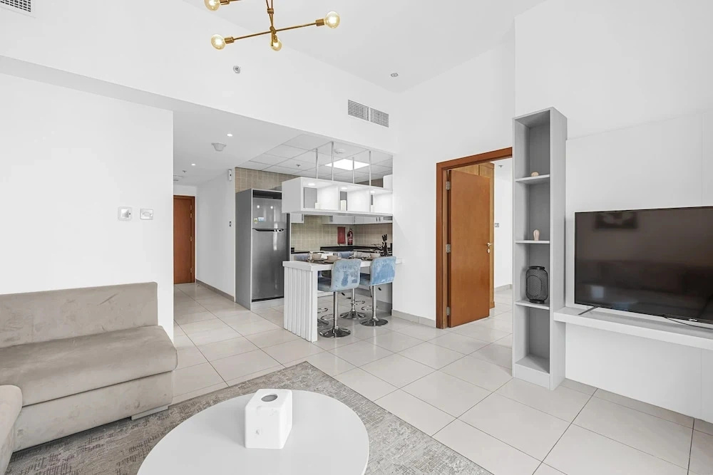 Pure Living - Mesmerizing Marina-View Apartment With Balcony