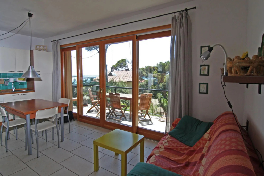 In vacation residence, 40 mt from the sea, apartment with 3 bedrooms ,for 6-7 people, on 2nd floor w-Villa Marina - INT. 7 quadri. Levante