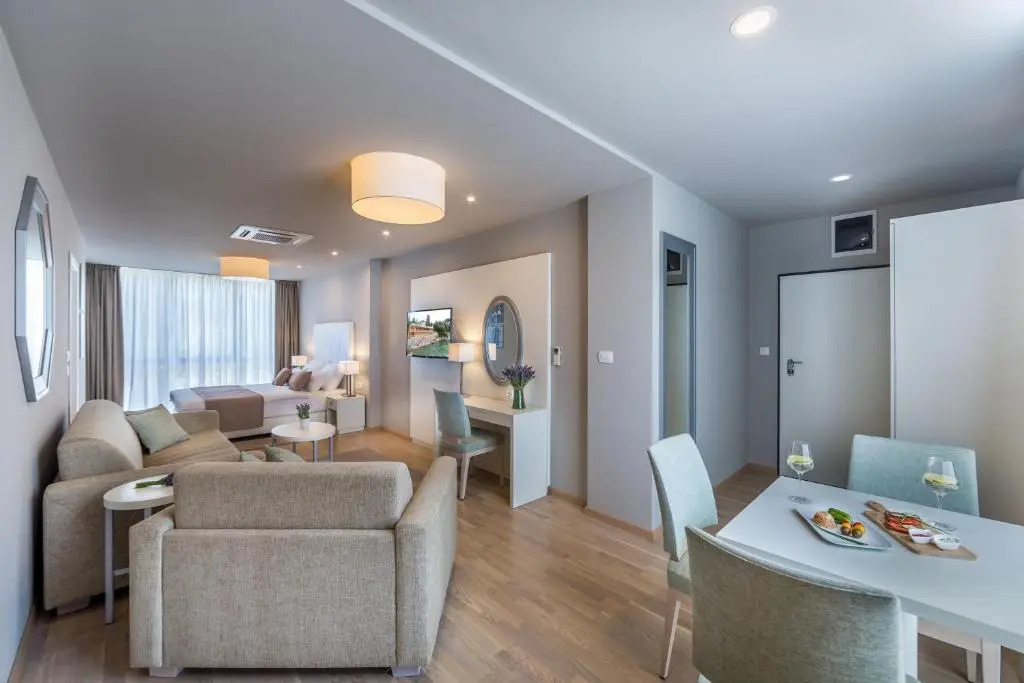 Apartments & Rooms Preelook