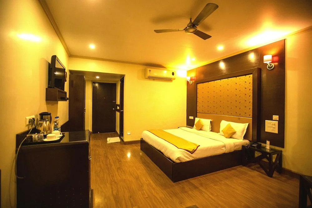 OYO Premium Bani Park