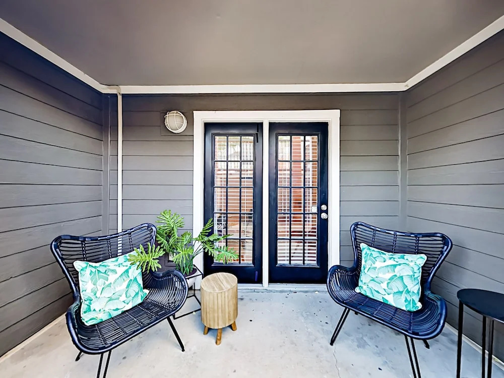 Chic SoBro - 1 Br Apts