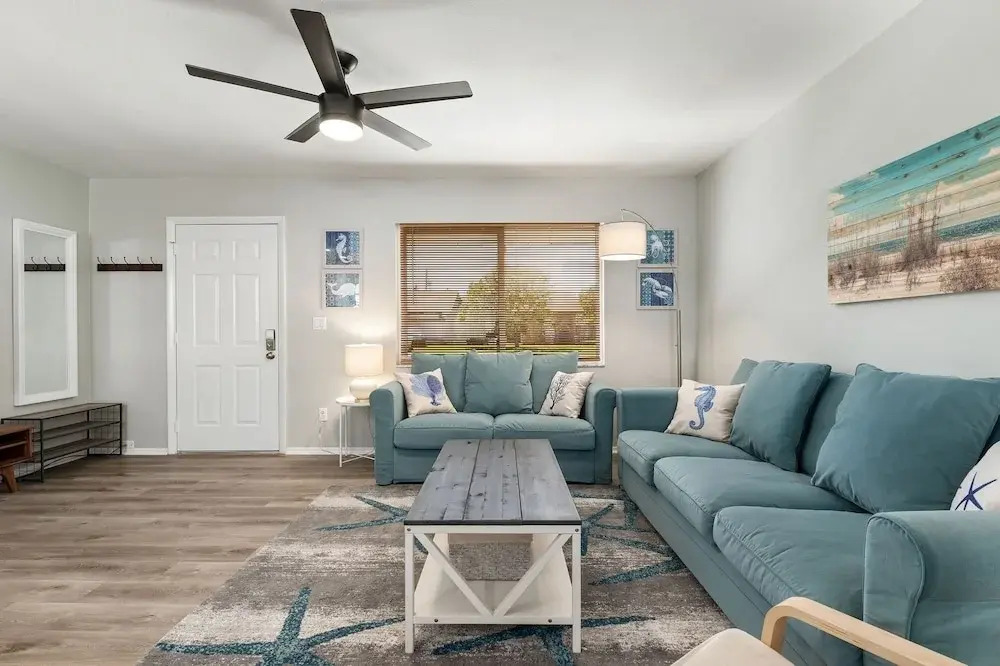 Lakes Sunny Paradise Newly Remodeled 3 Bedroom Home With Pool Fenced in Backyard 3 Home by Redawning