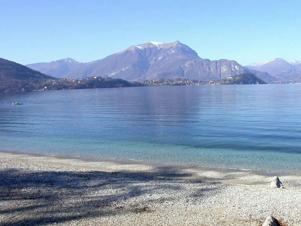 Spacious and Neat Linked House at the Como Lake