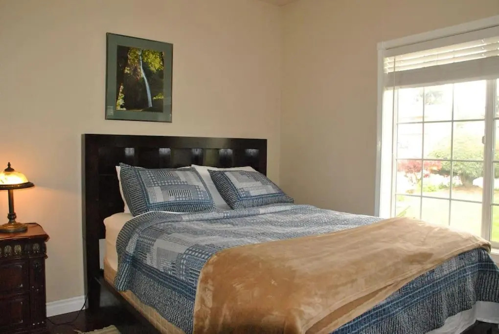 Huge Bdrms on main-Charming vacation home for 19