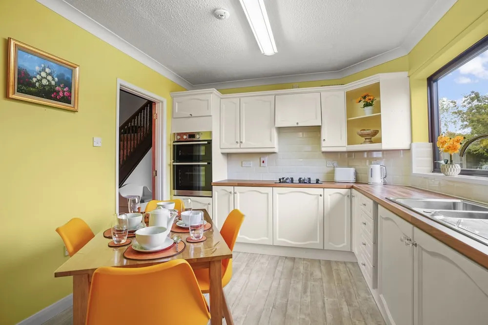 House - Sleeps 6 & Free Parking