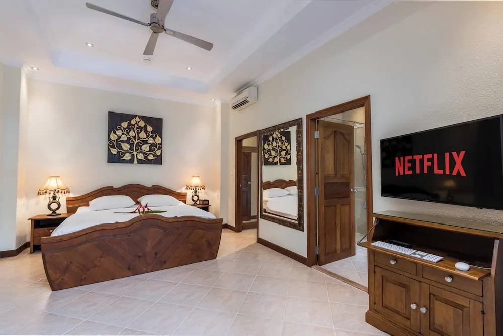 Luxury 2BR Pool Villa Pratamnak Soi5- 50m to Beach