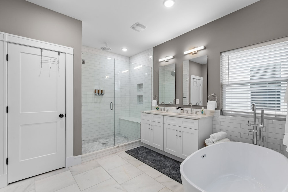 3323: Uptown Elegant Escape by JZ Vacation Rentals