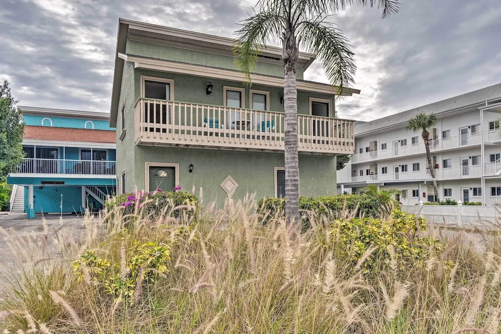 Updated Apartment Walking Distance to Venice Beach