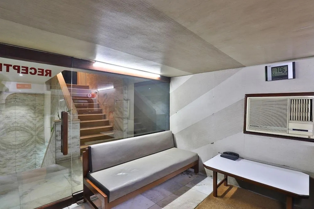 OYO 28667 Hotel Moti Mahal
