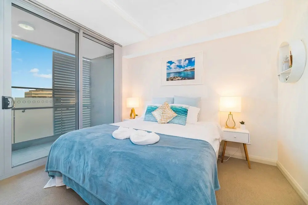 Near Airport & Train Station Stylish Two-Story Apartment