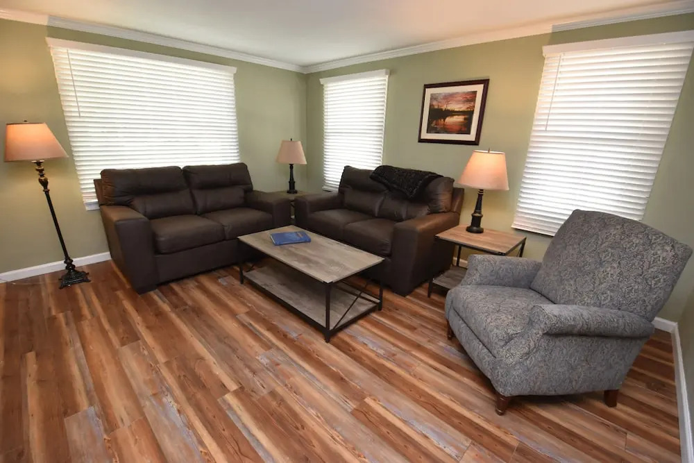 20 min Walk to ND 3 Bedroom 2 Bath Home 54475
