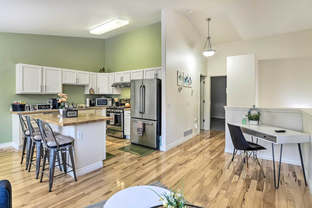 Stunning Anchorage Townhome ~ 5 Mi to Dtwn
