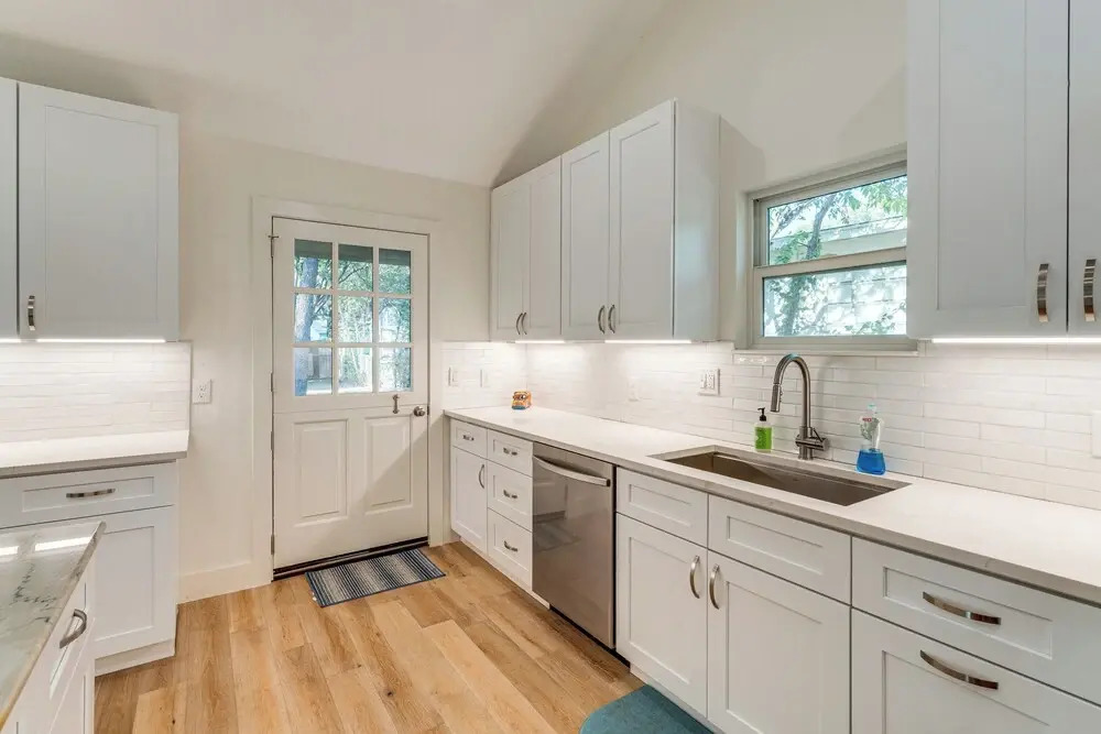 4 Mi to UT Austin: Bright & Modern Family Home