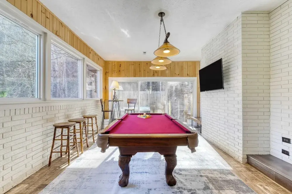 Creekside Haven by Avantstay Hot Tub, Outdoor Dining Area Nestled Next to Creek