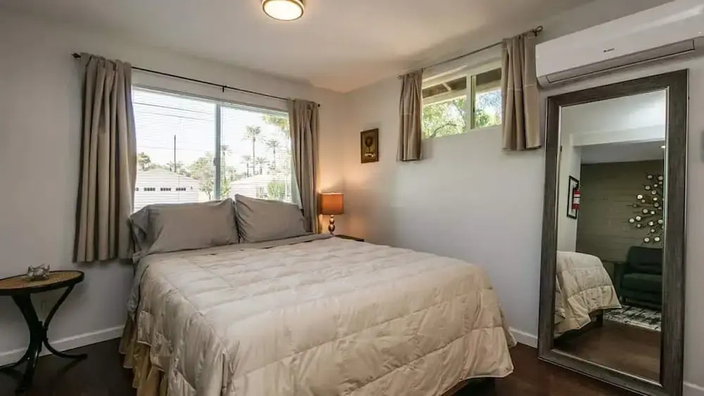 Charming Mid Town Guest House W/private Patio!