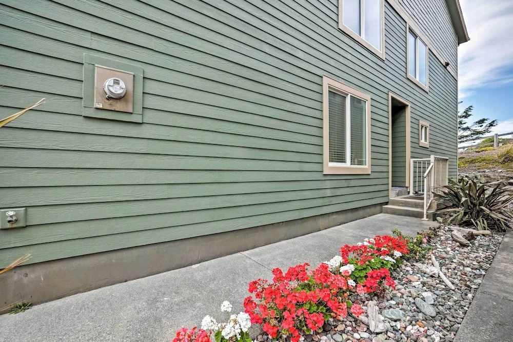 Gold Beach Townhome With Ocean Views & Sunroom!