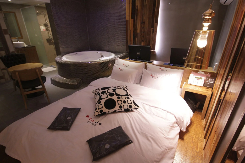 AIN Hotel