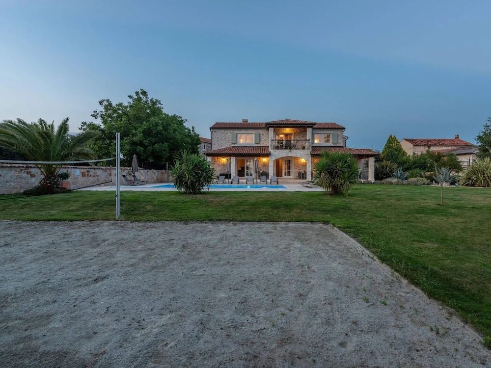 Picturesque Villa in Verteneglio With Pool