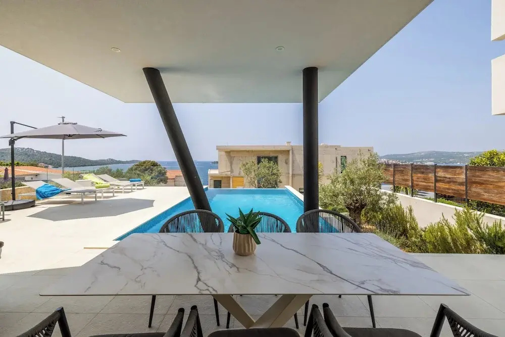 Luxury Villa Seven Seas with infinity heated pool by the sea in Ražanj