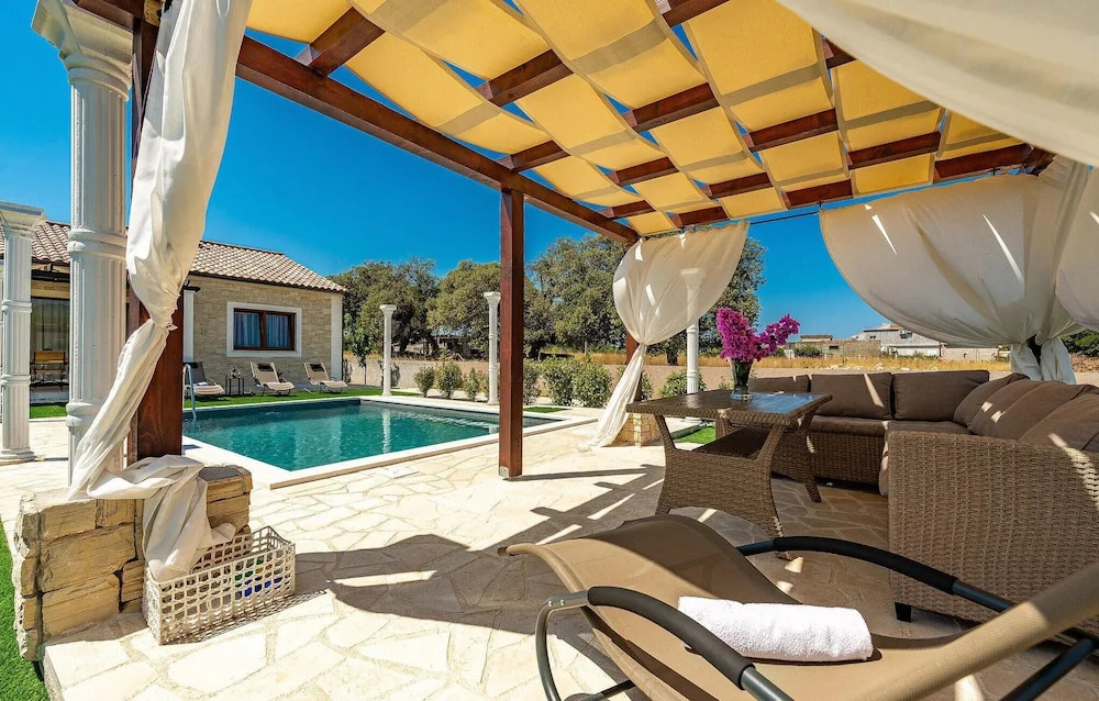 Beautiful Home in Bibinje With 2 Bedrooms, Wifi and Outdoor Swimming Pool