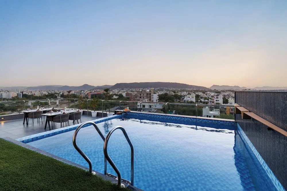 7 Rays Hotel