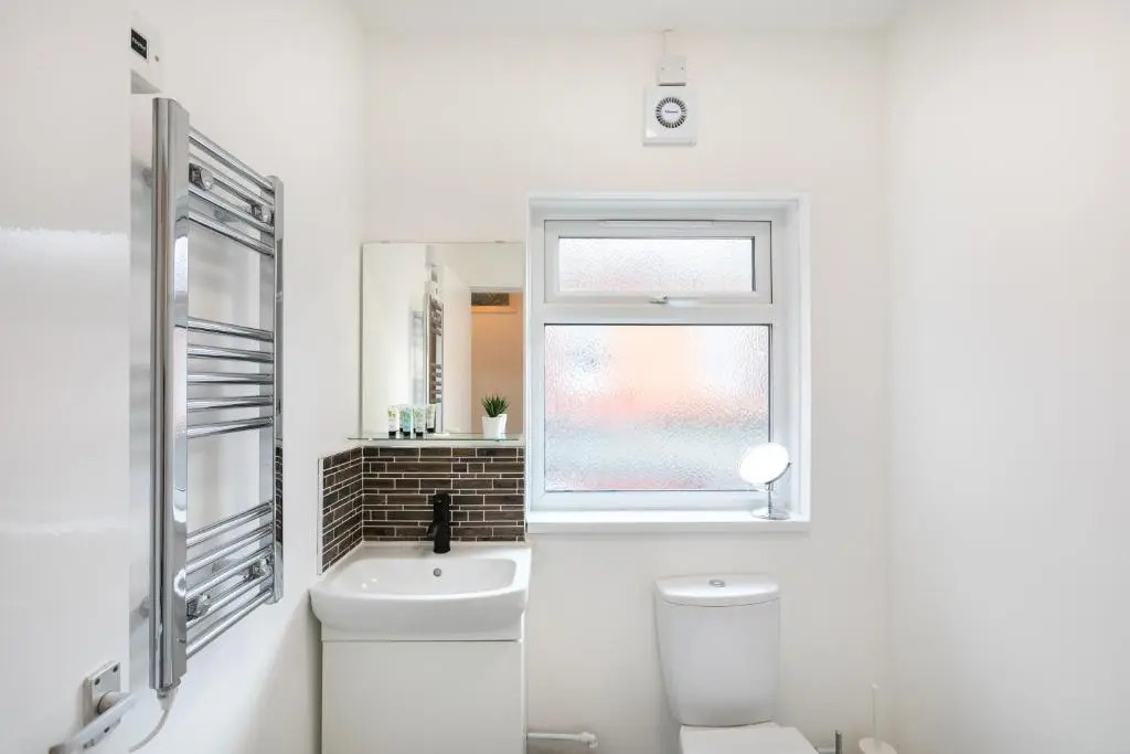 Modern 1-Bedroom Apartment, beach 5-min walk, free parking
