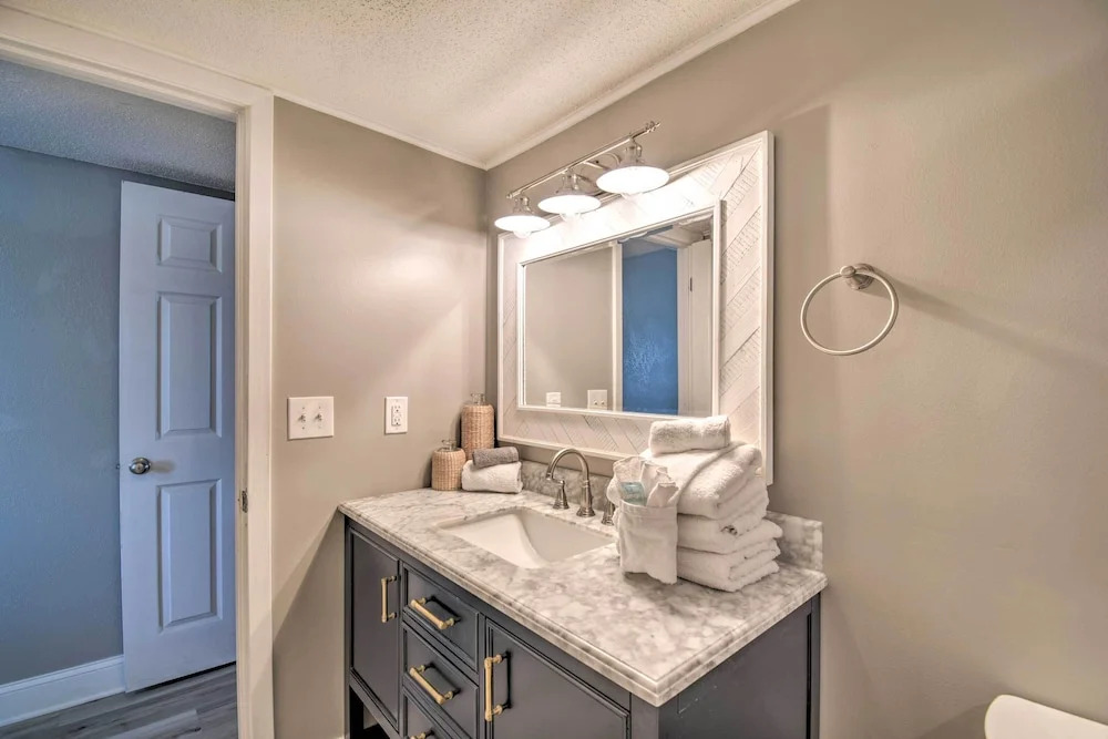 Bright Gulf Shores Beachfront Condo w/ Pool Access